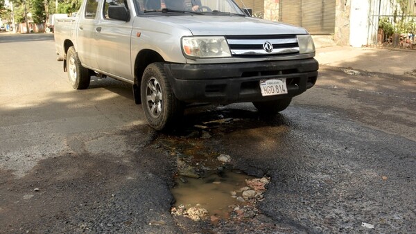 Asunción y Lambaré, minadas de baches y pérdidas de agua