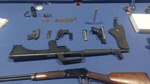 Por disparos al aire, allanaron una casa y encontraron cuatro armas de fuego - Policiales - ABC Color