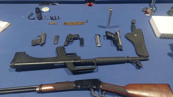 Por disparos al aire, allanaron una casa y encontraron cuatro armas de fuego - Policiales - ABC Color