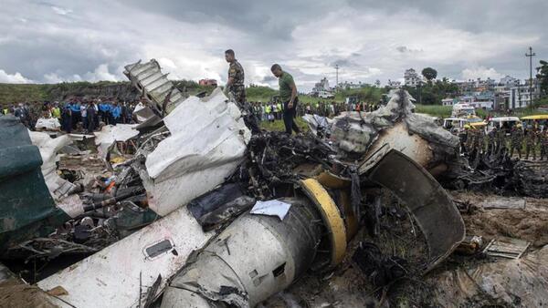 El piloto del avión que se estrelló en Nepal con 19 ocupantes es el único superviviente