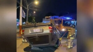 Conductor alcoholizado choca auto estacionado y vuelca su vehículo en Asunción