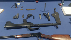 Fiscal allana casa de un hombre que realizaba disparos al aire e incauta cinco armas de fuego - Noticiero Paraguay