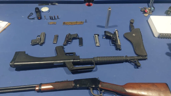 Fiscal allana casa de un hombre que realizaba disparos al aire e incauta cinco armas de fuego - Noticiero Paraguay