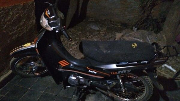 Menores en motocicleta colisionan contra peatones