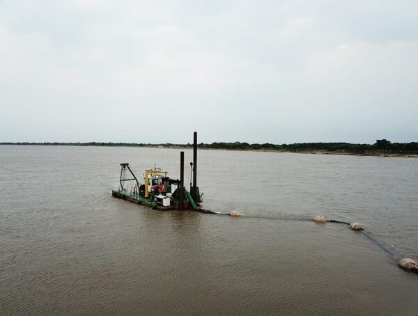 Intensifican labores de dragado en cuatro puntos del rio Paraná · Radio Monumental 1080 AM