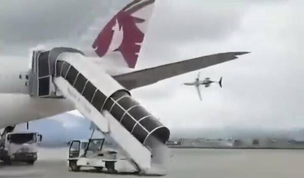[VIDEO] ¡Impactante! Avión despegó, hizo un giro inesperado y explotó: solo uno sobrevivió