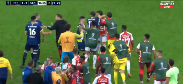 Versus / Alan Rodríguez, en primera fila durante las escaramuzas ante Internacional en Porto Alegre