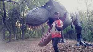 Escultor hizo un dinosaurio feroz para un coleccionista