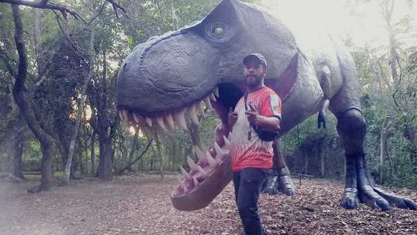 Escultor hizo un dinosaurio feroz para un coleccionista