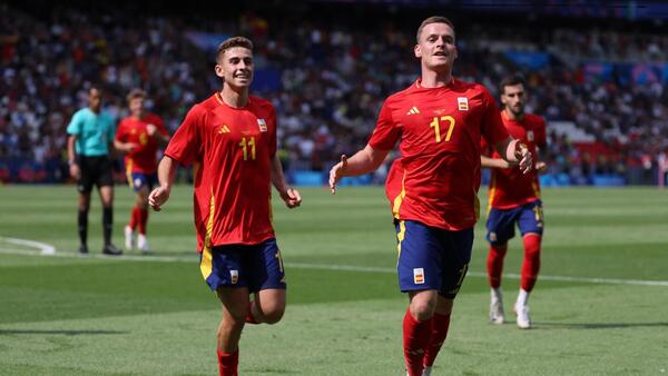 España salva el debut con lo justo