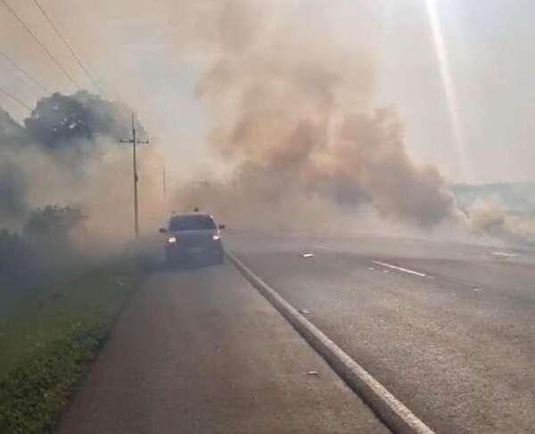 Humareda producida por un incendio de pastizal causó multiple accidente de trafico - Nacionales - ABC Color