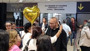 Dieron la bienvenida al pa'i Julio Rolón, quien estaba enfermo en Francia