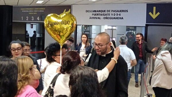 Dieron la bienvenida al pa'i Julio Rolón, quien estaba enfermo en Francia