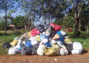 Vecinos de Don Bosco denuncian acumulación de basura en la calle - La Clave