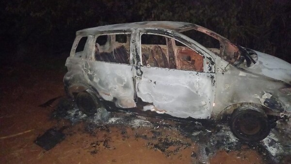 Incendio de pastizal consumió un automóvil