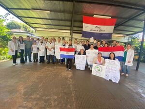 Médicos del IPS Encarnación se unen a manifestación pacífica por reducción de carga horaria