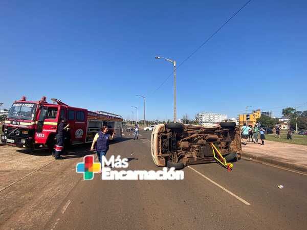 Nuevo choque y vuelco en zona del Paseo de los Teros de Encarnación