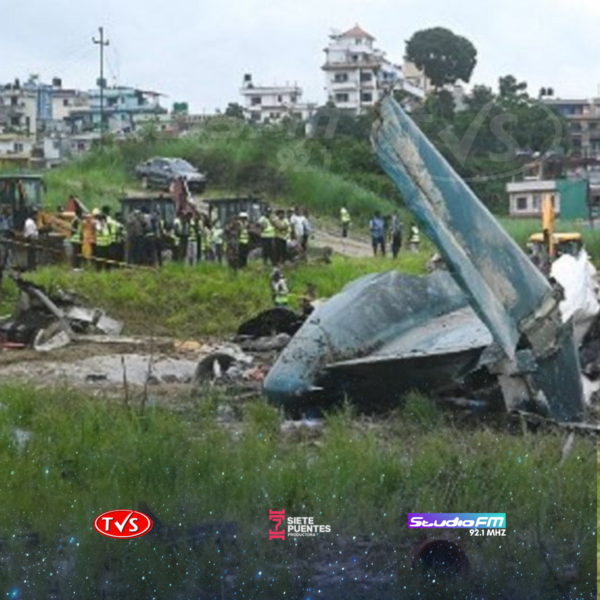 EL PILOTO DEL AVIÓN QUE SE ESTRELLÓ EN NEPAL CON 19 OCUPANTES ES EL ÚNICO SUPERVIVIENTE. - TVS