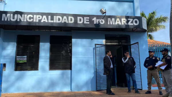 Tras denuncia por estafa, allanan el municipio de Primero de Marzo e incautan documentos