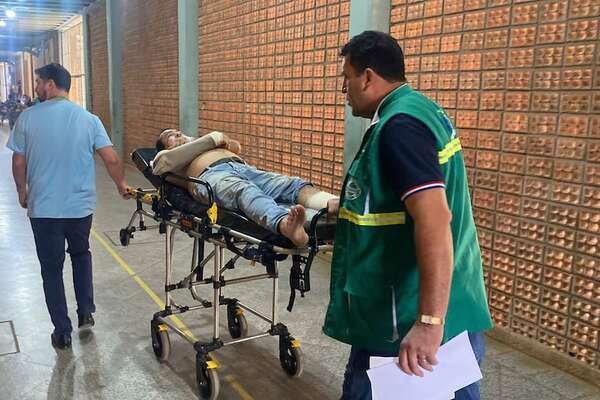 Loreto: obreros caen de unos 4 metros tras ceder andamio - Nacionales - ABC Color