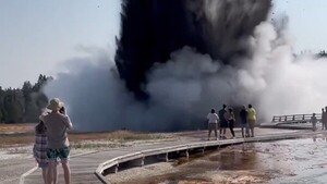 Parque Yellowstone cierra un área turística por explosión de lodo y rocas