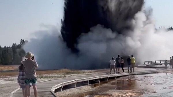 Parque Yellowstone cierra un área turística por explosión de lodo y rocas