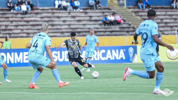 Versus / Libertad sella la clasificación en la altura de Quito y enfrentará a Ameliano