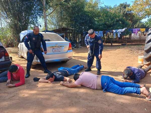 Detienen a cuatro personas y recuperan un automóvil hurtado en Carapeguá - Policiales - ABC Color