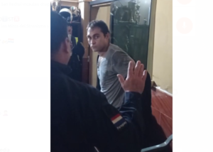 (VIDEO). Vecinos atrapan a un supuesto ladrón y le entregan a los polis