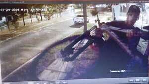 Video: roban bicicleta de joven músico en el barrio Manorá   - Policiales - ABC Color