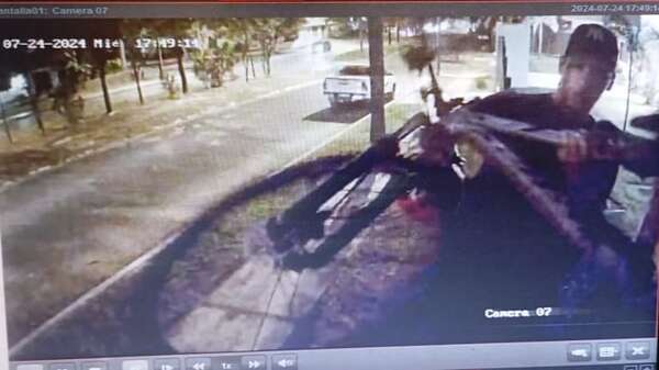 Video: roban bicicleta de joven músico en el barrio Manorá - Policiales - ABC Color
