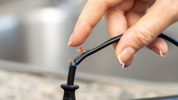 Quiso desenchufar un prolongador y murió electrocutada