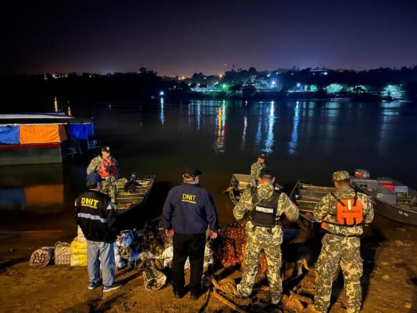 INCAUTARON EMBARCACIÓN CON MERCADERÍA DE CONTRABANDO EN PUERTO TRIUNFO - Itapúa Noticias