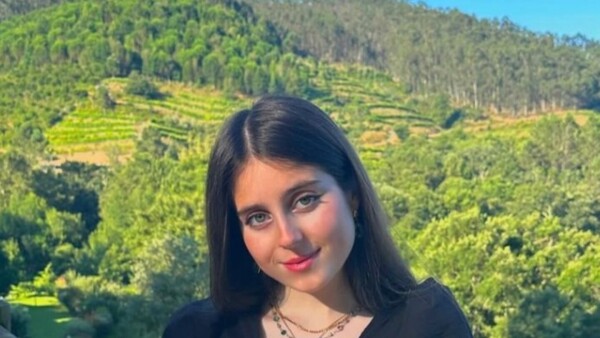 Trozan a influencer española por cocinar y preparar todo a su novio