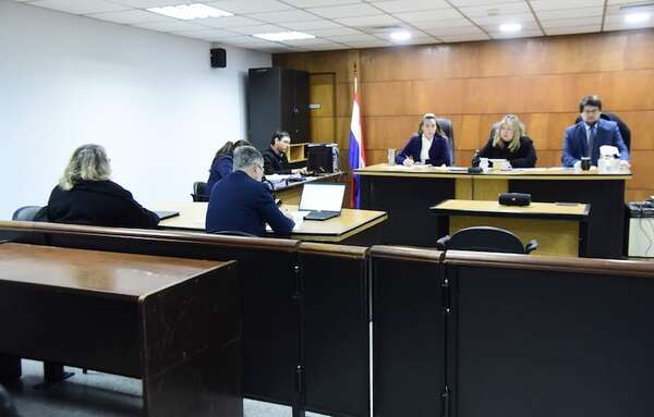 Condenan a exfiscala a cuatro años de cárcel por pedido de coima a intendente - Nacionales - ABC Color