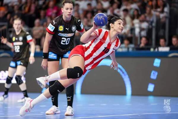 Una handbolista minguera renueva contrato con un club de España - La Clave