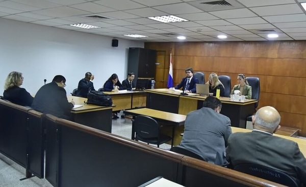 Condenan a exfiscala a cuatro años de cárcel por pedido de coima a intendente - Noticiero Paraguay