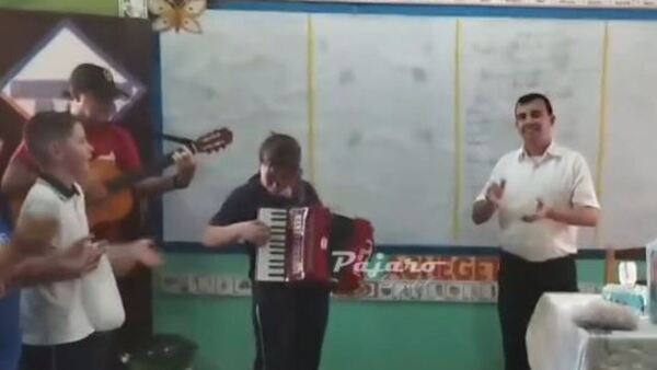 Alumnos sorprendieron con una serenata a profe por su cumple