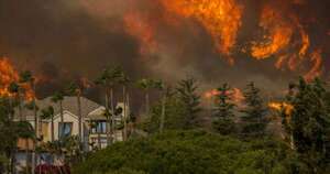 La Nación / Incendio fuera de control en California obliga al desplazamiento de miles de personas