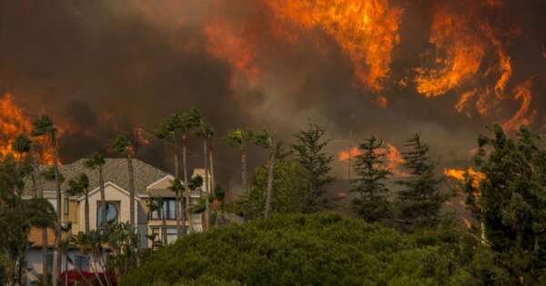 La Nación / Incendio fuera de control en California obliga al desplazamiento de miles de personas