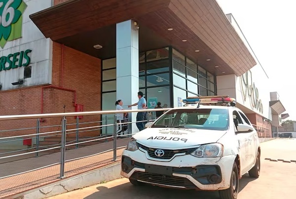 Delincuentes asaltan boca de cobranzas dentro de supermercado en Presidente Franco