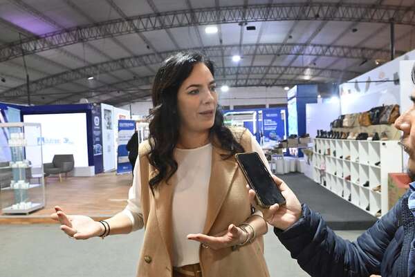 Tren de cercanías: Gobierno seguirá negociando con Corea, según ministra del MOPC - Economía - ABC Color