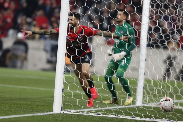 Versus / ¿Qué hizo? La floja respuesta de Alexis Martín para el gol de Paranaense que eliminó a Cerro
