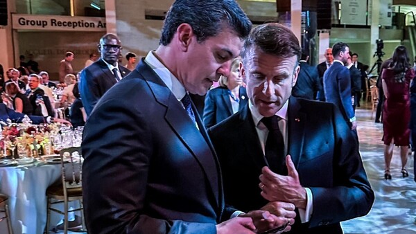 Peña participa en Cumbre de Deportes y habla con Macron