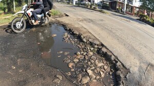 Enormes cráteres perjudican a conductores de Roque Alonso