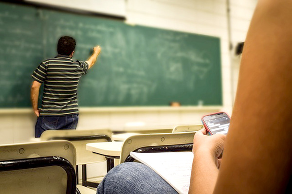 Recomiendan prohibir o limitar el uso de smartphones en las escuelas - La Clave