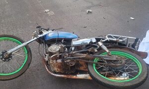 Adolescente muere tras chocar contra camión