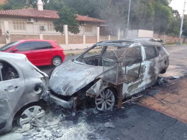Dos autos se incendiaron por completo tras un choque - Policiales - ABC Color