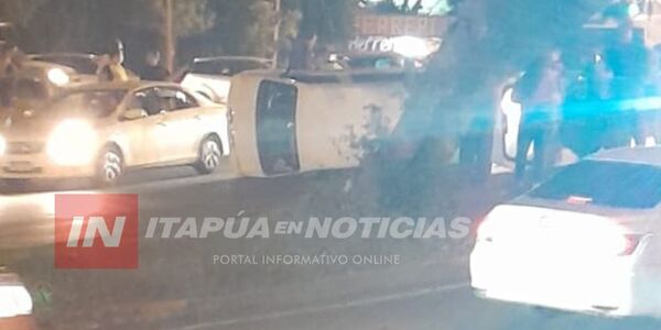 COLISIÓN Y VUELCO DE VEHÍCULO EN PLENO CENTRO DE ENCARNACIÓN - Itapúa Noticias