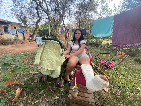 Lisandra, madre soltera de tres pequeños, solicita ayuda tras sufrir un accidente doméstico